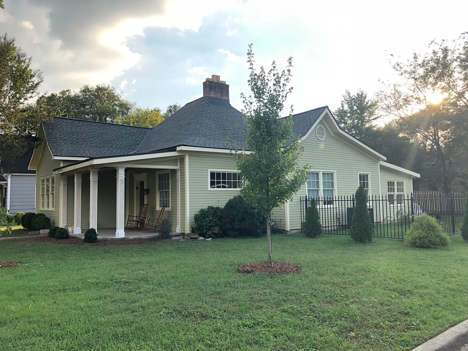 3 bed, 1.5 bath, 1820 sqft, $2,000 — Photo 1