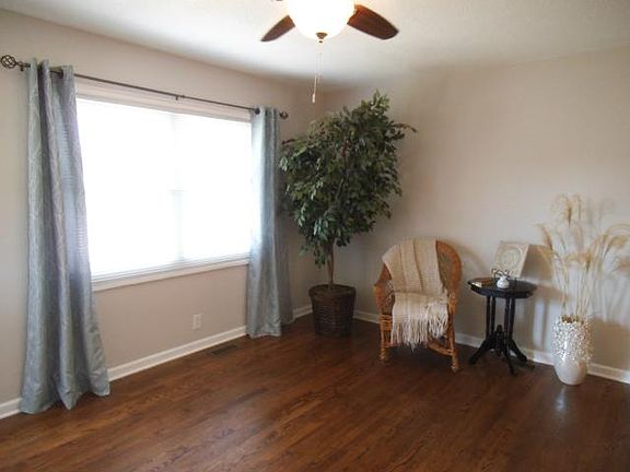 2nd image of 909 N Apache Dr