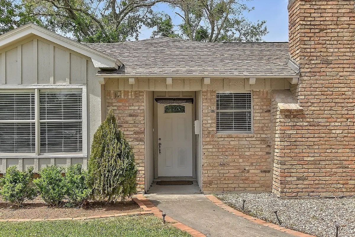 Building Photo - 1719 Longhorn Dr