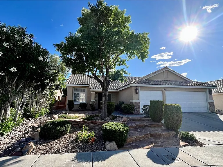 685 Pansy Pl — Photo 2