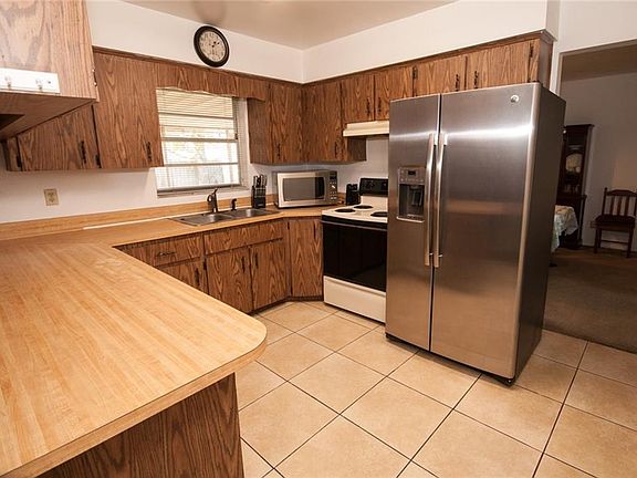 3rd image of 712 Bridlewood Ave