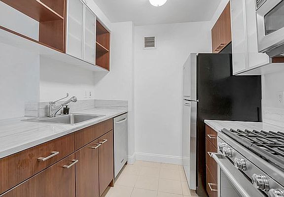 5th image of 215 E 96th St APT 10M