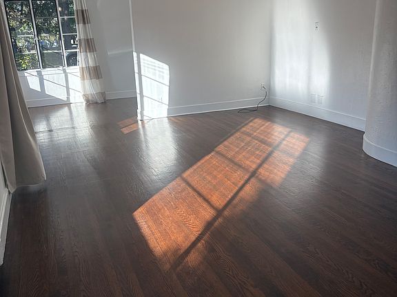 2nd image of 220 Waverley St