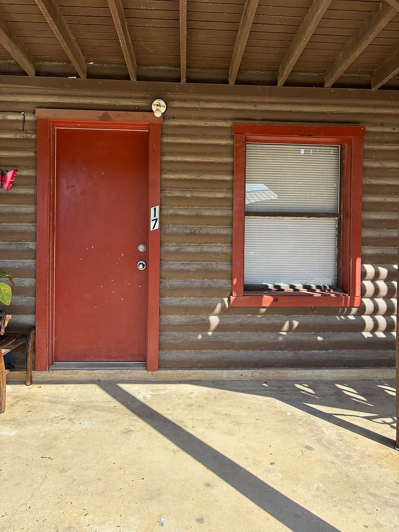 Bandera Log Cabin Apartments — Photo 4