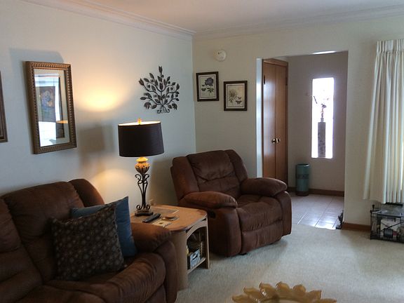 5th image of 75 Garland Dr