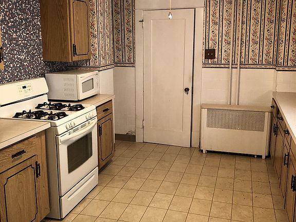 3rd image of 74 Hollywood Ave