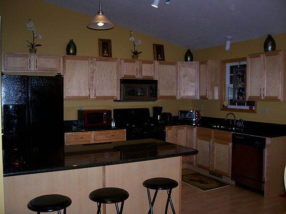 Maple Kit/Granite Countertops