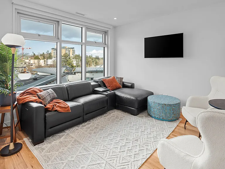 916 Lyall St #312 — Photo 4
