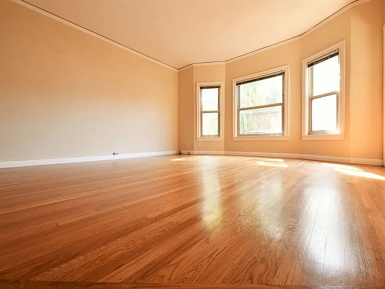 291 Lester Ave — Photo 3