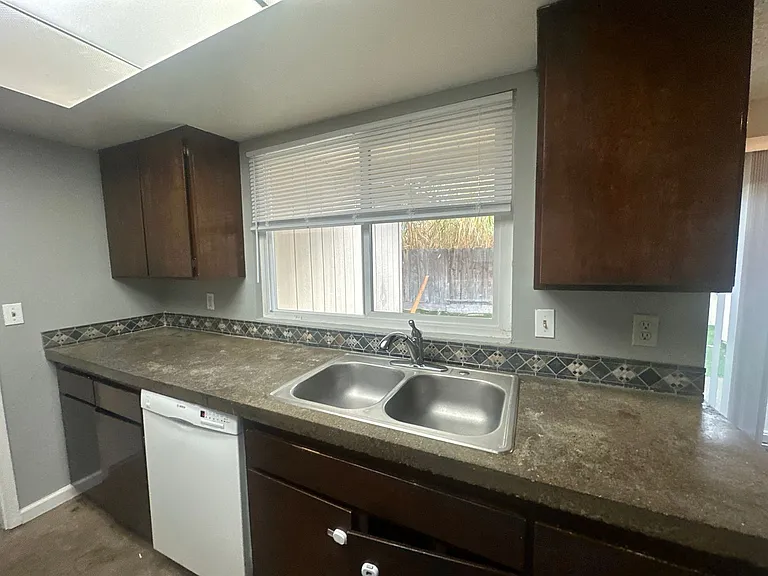 1331 Frankfort Ct — Photo 6