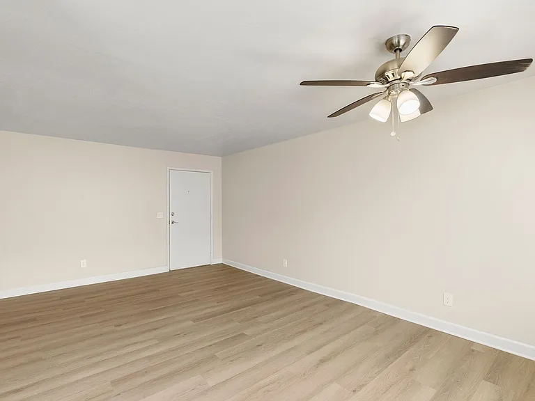 Melrose Manor Apartments - Riverside, CA — Photo 13