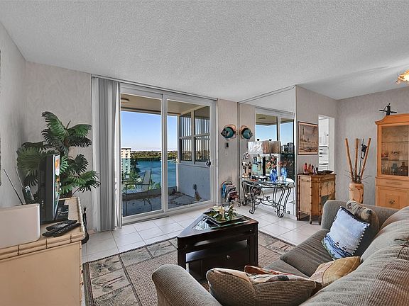 5th image of 2639 N Riverside Drive #1005