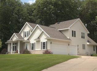 4712 Riverside Ct NE, Cedar Rapids, IA 52411