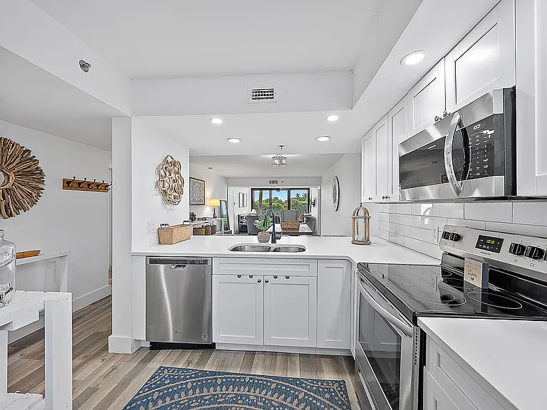 101 S Seas Dr #105 — Photo 5