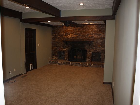 4th image of 301 Les Lee Dr