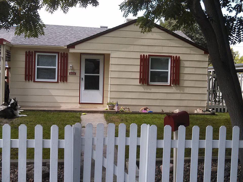 Front yard w/ fence and gate