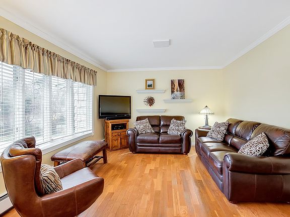 3rd image of 113 Brook St