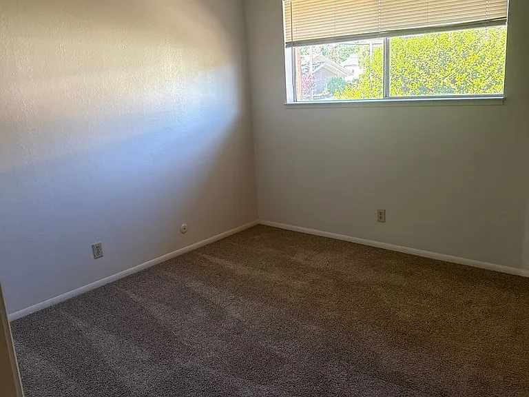 314 N Cloverdale Blvd — Photo 7