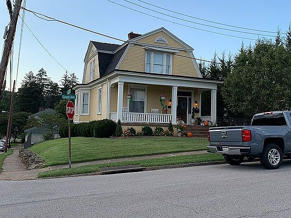 3rd image of 101 Grant Ave