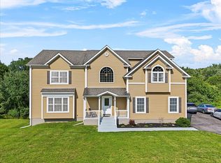 8 Tanyas Ct, Monroe, NY 10950