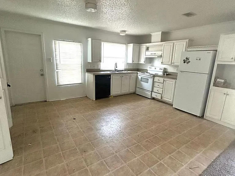 11810 Greenglen Dr — Photo 2
