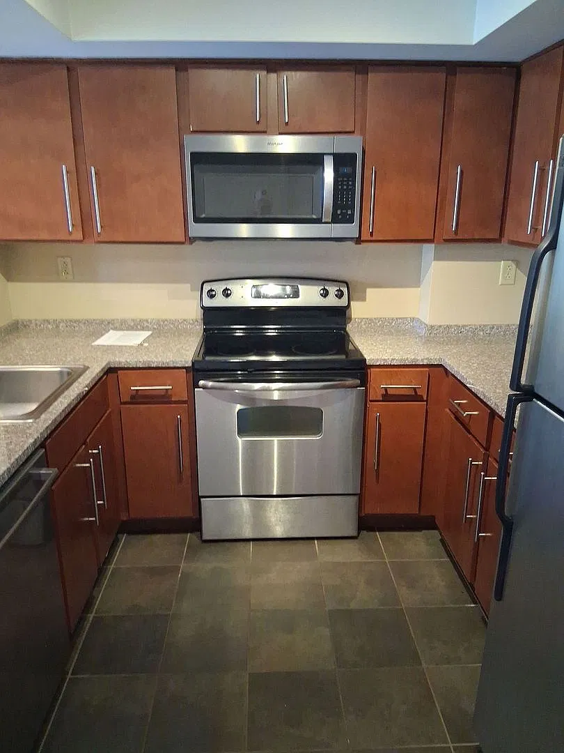 Lake Plaza Condominiums Unit #802: 3bed/2bath Available FALL 2027 - Move in 8/11/27! $3800/month ... — Photo 3