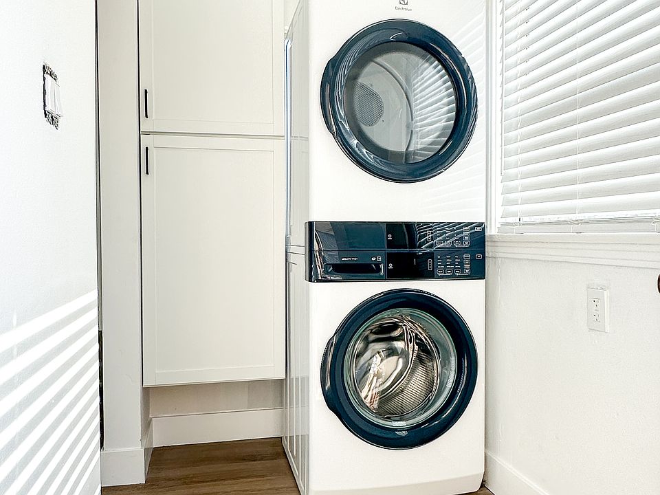 In uint washer dryer.