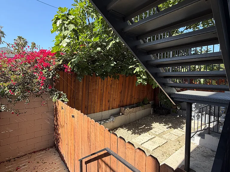4557 Rosewood Ave #7 — Photo 12