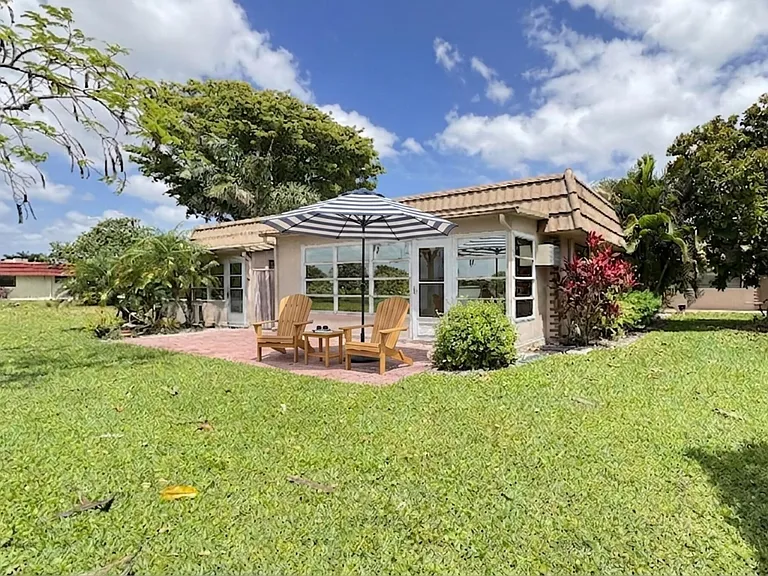 220 Seville Ct #J — Photo 3