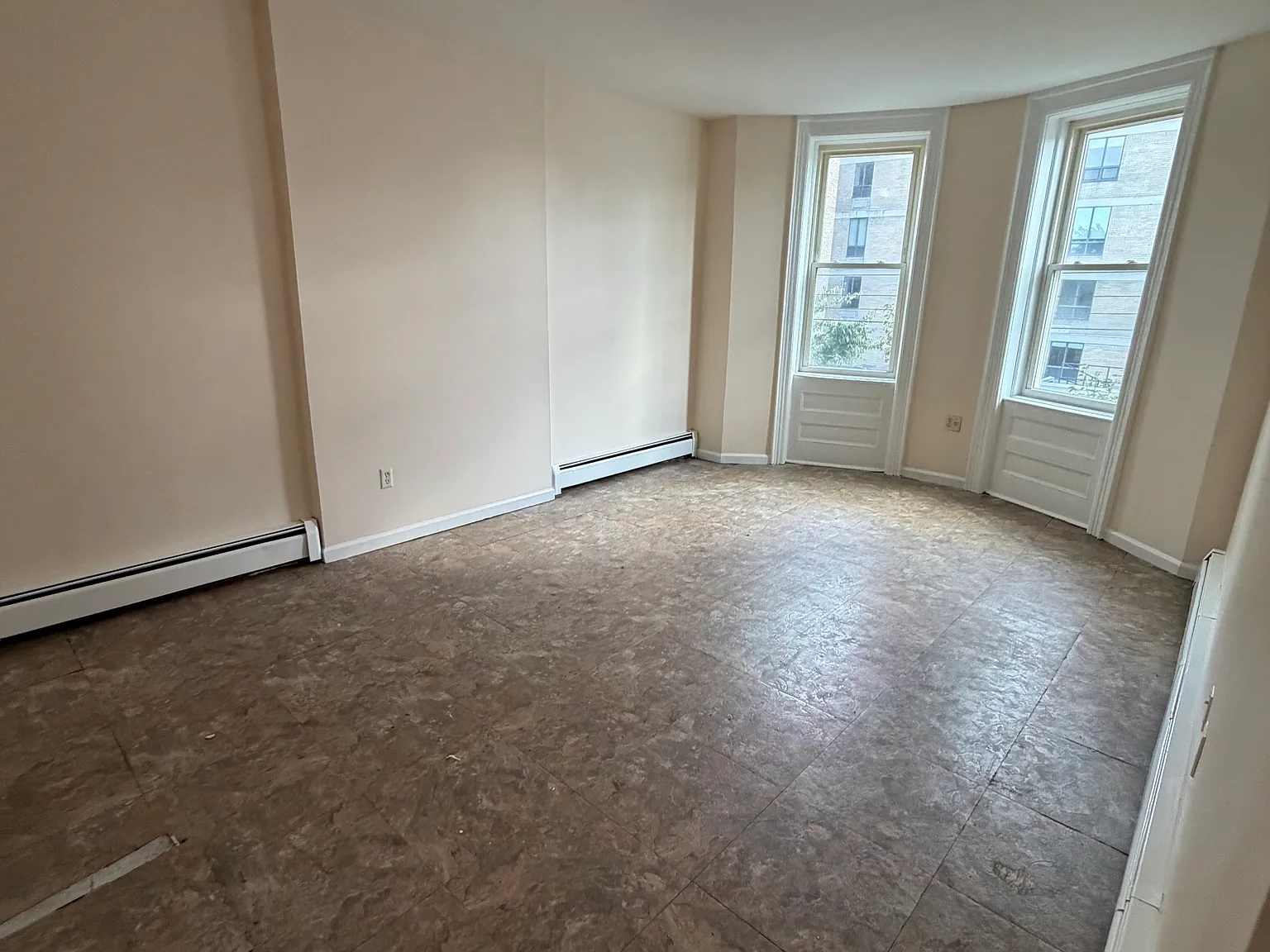 3 bed, 1000 sqft, $3,200 — Photo 1