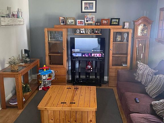 3rd image of 812 Chelsea Cres