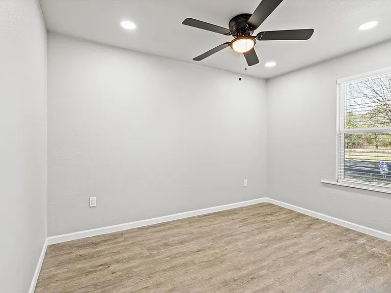 313 Nagel St — Photo 9
