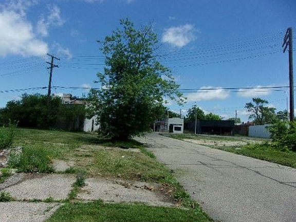 Exterior Neighborhood (street photo)