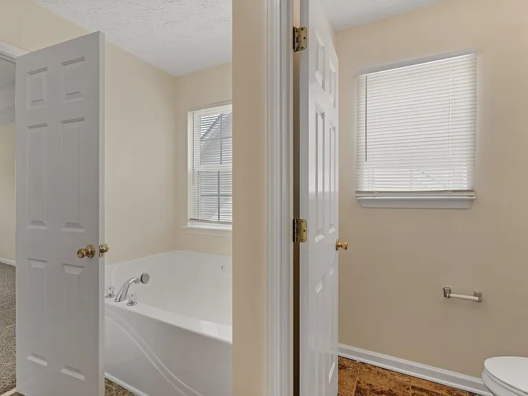 310 Sarasota Ln — Photo 45