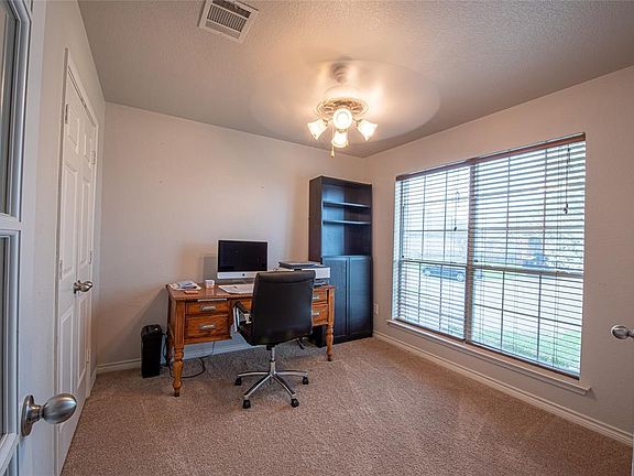 5th image of 231 Carriage Dr