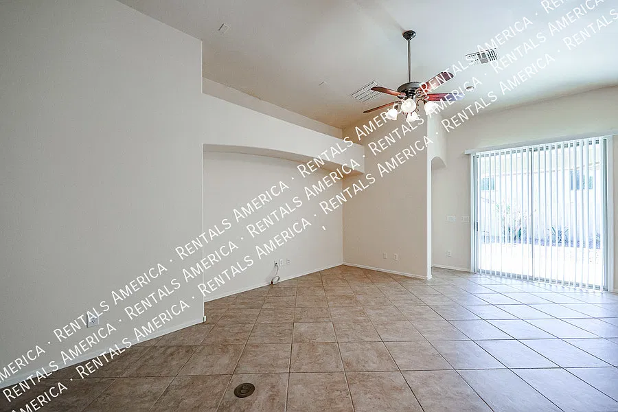 Beautiful 3 bedroom +Den home in New River — Photo 2