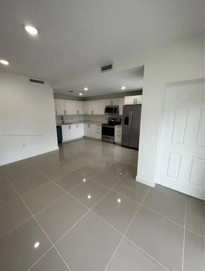4 bed, 3.5 bath, 1430 sqft, $2,850 — Photo 2
