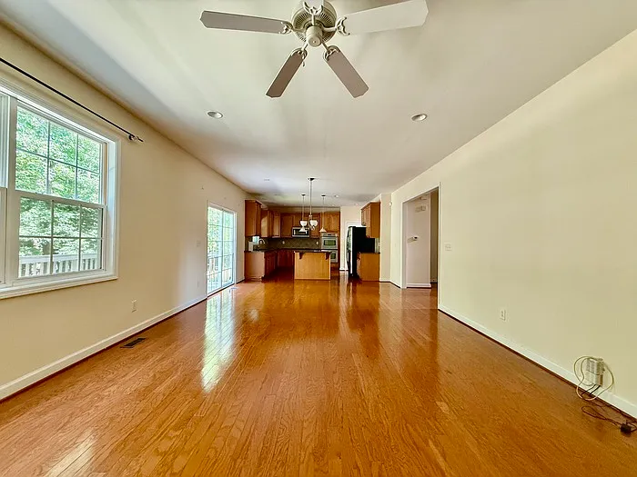410 Harkness Cir — Photo 2