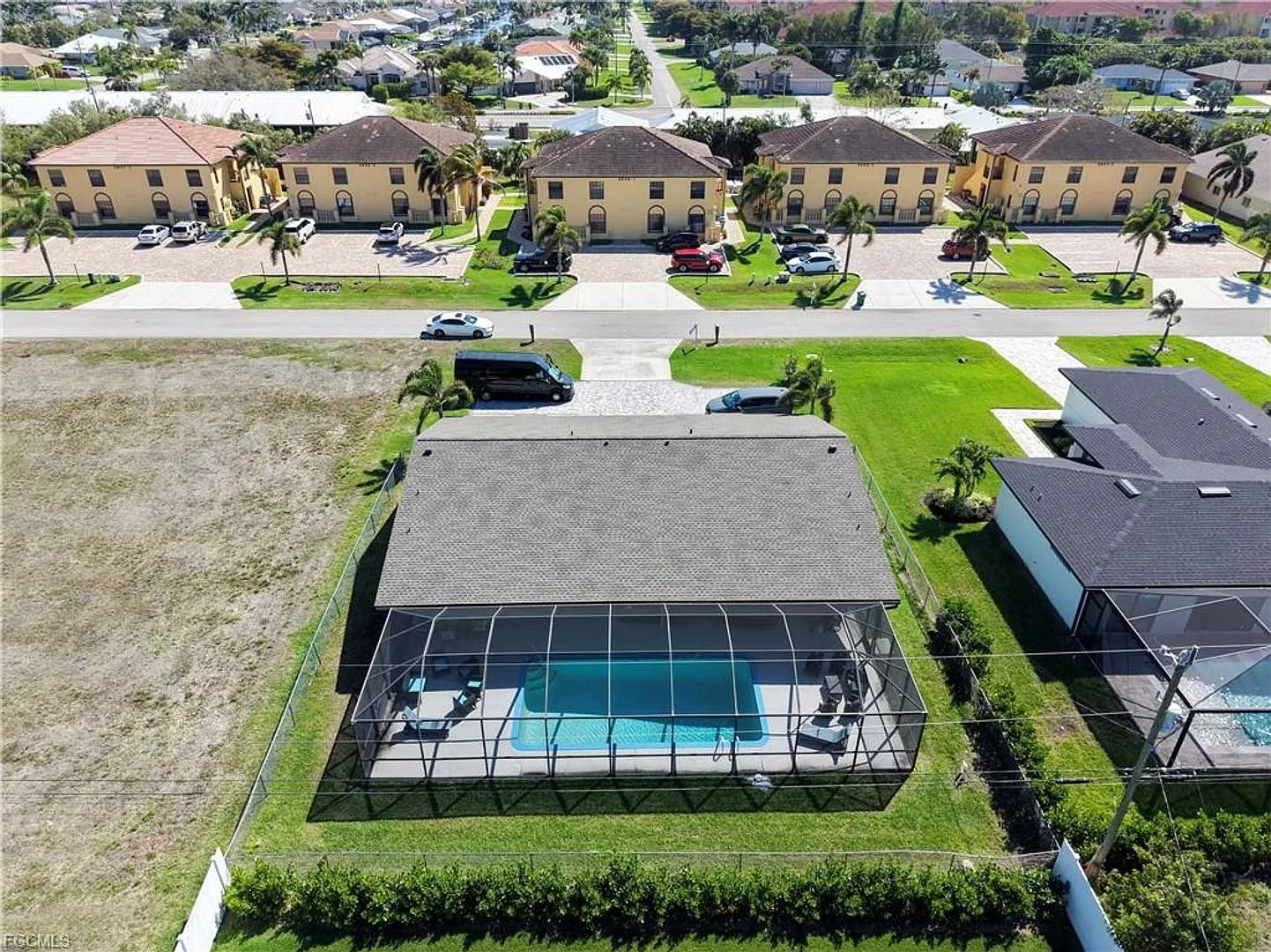 2 Bedroom Duplex w/ shared Heated pool Completly updated throughout — Photo 3