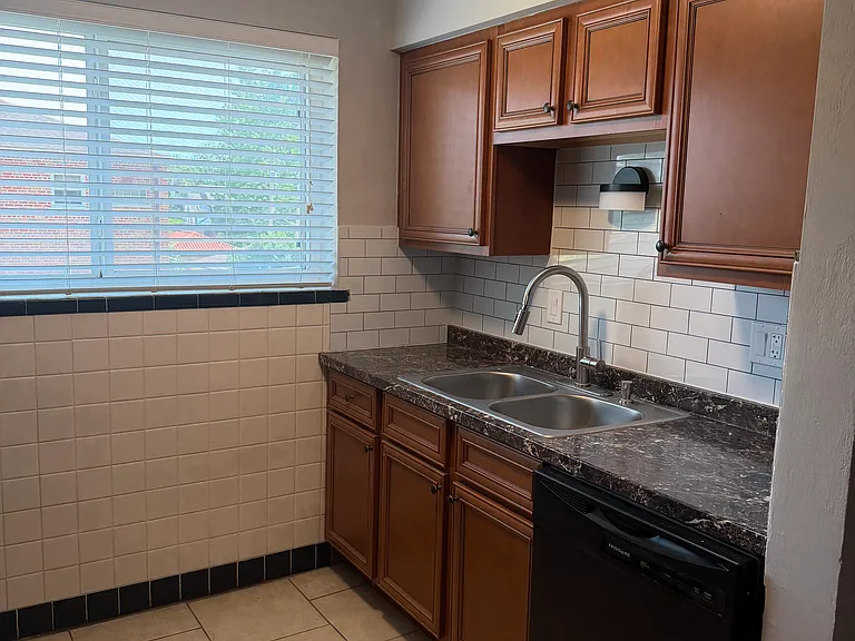 5031 Jamieson Ave #2F — Photo 2