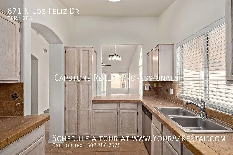 Discover Comfort and Convenience: A 3 Bedroom 2 Bathroom Chandler Home Awaits! — Photo 4