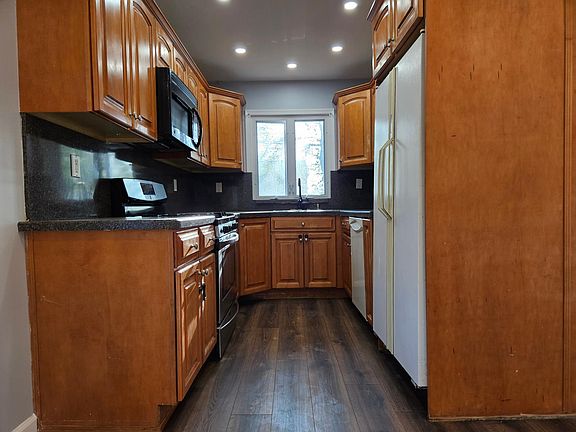 4th image of 281 Melba St Floor 1