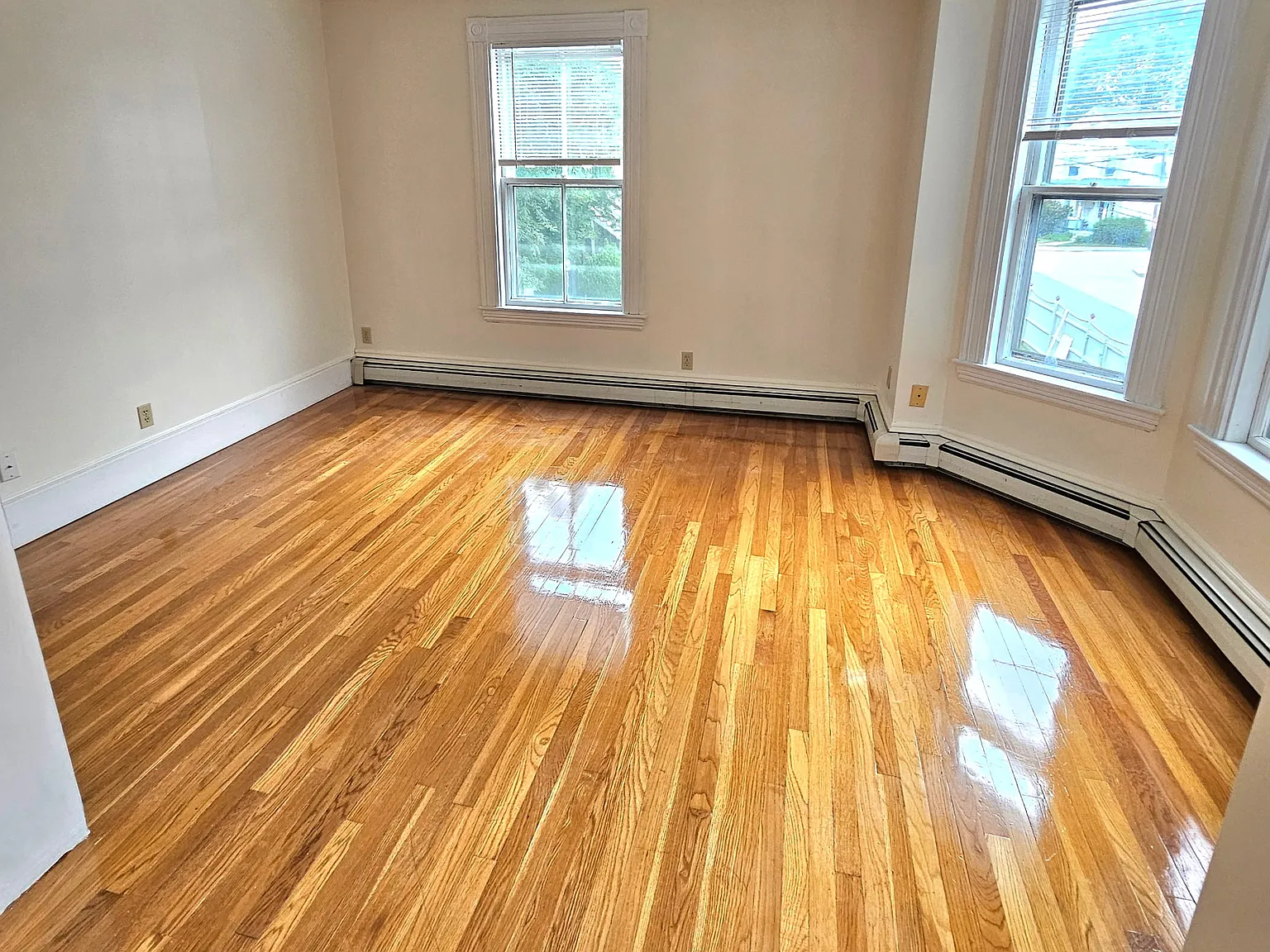 3 bed, 1.0 bath, 1500 sqft, $3,500 — Photo 2