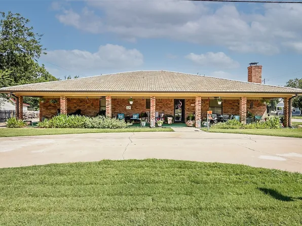 111 E Bois D Arc St, Nocona, TX 76255