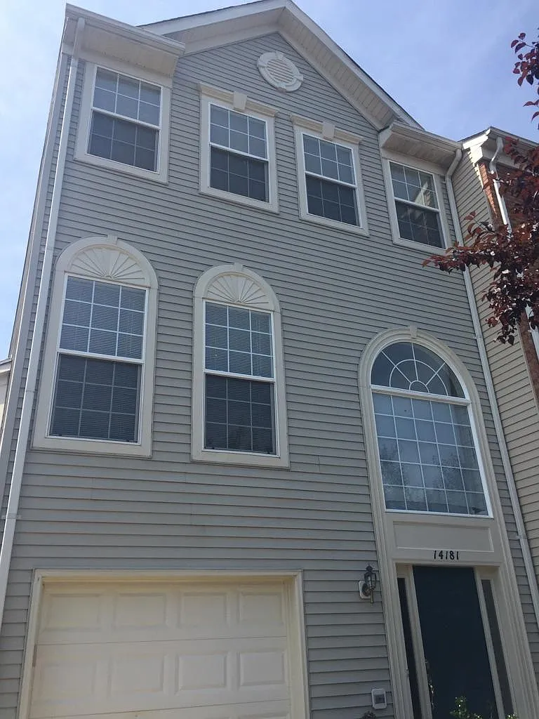 3 bed, 3.5 bath, 2200 sqft, $2,800 — Photo 2