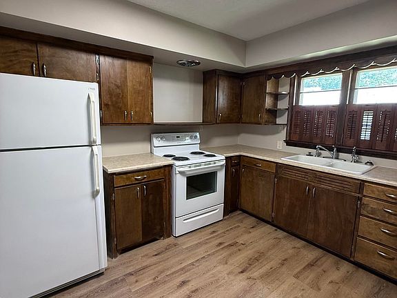5th image of 821 E 12th St