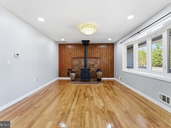 5th image of 629 W Commodore Blvd