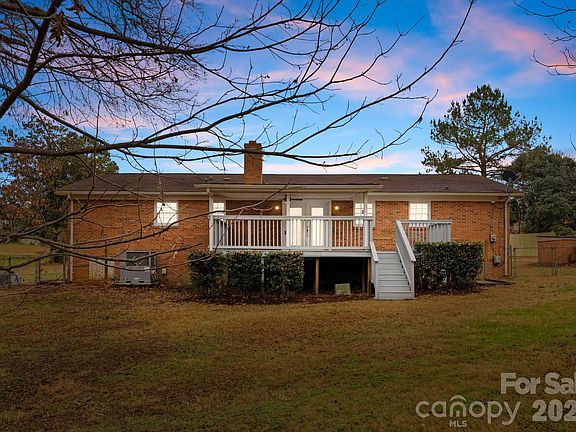 2nd image of 784 Crestmont Dr SE