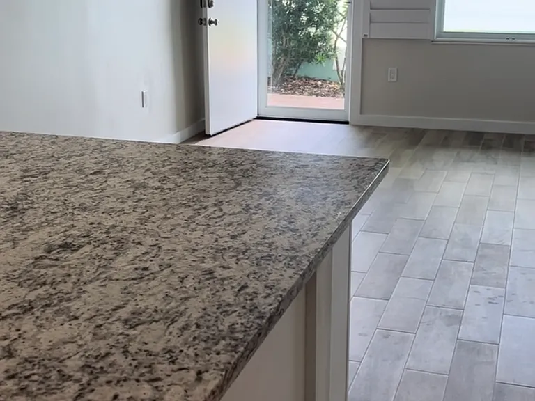 E Riverside Dr — Photo 5