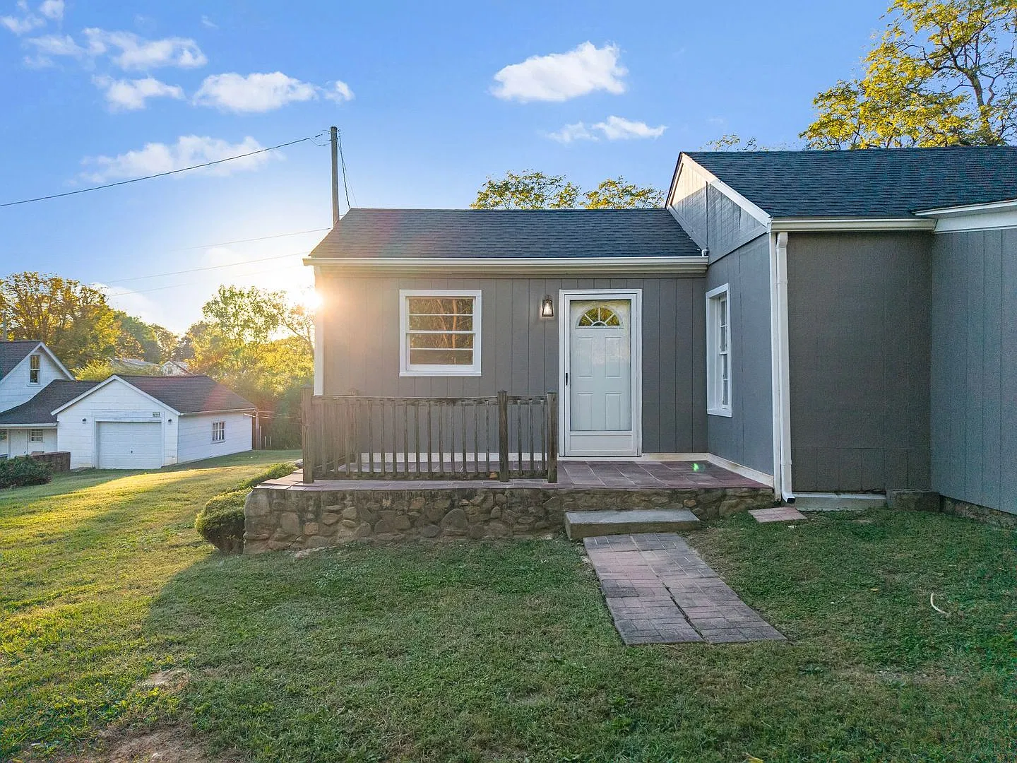 Newly Renovated 2 Bedroom, 1.5 Bedroom Home in Salem! — Photo 2